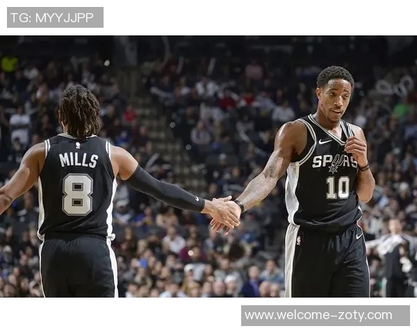 马丁内利庆祝球队八连胜成功晋级16强全员表现亮眼展现实力